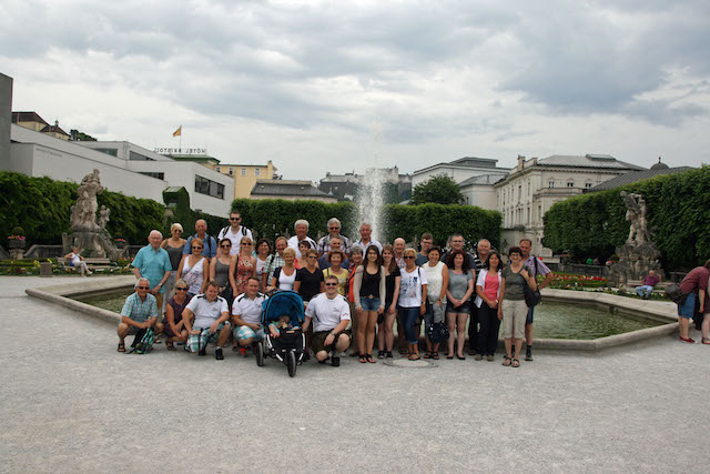 Alpenroseschützen besuchen Patenstadt
Freilassing (ar) - Der diesjährige Vereinsausflug der Brodhausener Schützen führte in die Patenstadt Salzburg. Viele glauben, die Nachbarstadt gut zu kennen, aber es gibt auch dort noch kaum bekannte Plätze und Sehenswürdigkeiten zu entdecken, die selbst vielen Freilassingern bisher fremd waren. Die Stadt bietet für genau diesen Personenkreis der „Salzburgkenner“ Führungen unter dem Motto „Salzburg für Salzburger“ an.
Mancher gönnte sich vor der Abfahrt mit der S-Bahn nach Salzburg noch eine kleine Stärkung beim musikalischen Frühschoppen im Weißbräu. Nach der Ankunft im Hauptbahnhof wurde zunächst der neue Bahnhof besichtigt. Dieser wird zu Recht als „schönster Bahnhof Österreichs“ bezeichnet. Danach trafen die Schützen beim Schloß Mirabell auf ihre Fremdenführerin, die interessante Details zur Entstehung dieses Prachtparks bereit hatte. Das Landestheater, das Wohnhaus der Familie Mozart und die Königsgasse waren weitere Stationen der Führung. Gänzlich unbekannt war den meisten die St. Sebastianskirche mit dem dazu gehörigen Friedhof, in dem zahlreiche Salzburger Bürger ihre letzte Ruhestätte fanden. Prunkvolle Grabstelen und Gruften zeugen von dem Reichtum alteingesessener Salzburger. Das Mausoleum von Fürsterzbischof Wolf Dietrich von Raitenau liegt im Zentrum des Gottesackers. Wolf Dietnrich war einer der prägendsten Herrscher in Salzburg, der durch Errichtung zahlreicher Bauten wesentlichen Anteil am barocken Aussehen der Stadt trägt. Durch die Linzergasse, ehemals geprägt als Wirts- und Handwerkergasse, wanderte man in die Steingasse, die entlang der Felswände mit zahlreichen baulichen Eigenheiten aufwartet. Nach Überqueren des Mozartstegs und dem Besuch der „Neuen Residenz“ endete die interessante Führung in der Kollegienkirche, die mit einer phantastischen Akustik aufwartet.
Nach der Führung begaben sich die Schützen zu einem geselliger Ausklang in den „Müllnerbräu“. Begünstigt war der gesamte Ausflug durch ideales Wetter. Der 1. Schützenmeister Tobias Sperl dankte dem Organisator Alois Fritzenwenger für die perfekte Organisation. Mit dieser Stadtführung wurde den Freilassinger Schützen die Patenstadt aus einem oftmals fremden Blickwinkel gezeigt und wieder ein Stück näher gebracht.